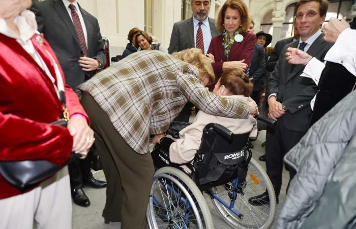 La regina Sofia e l'infanta Margarita fanno visita in memoria dell'infanta Pilar