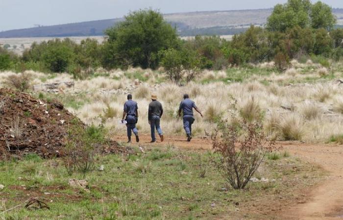 in Sud Africa, una situazione di stallo mette la polizia contro i minatori illegali attorno a una miniera che si ritiene contenga oro