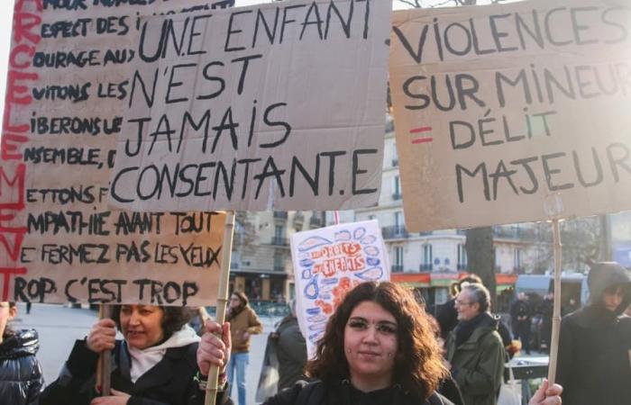 più di 200 persone si sono riunite per denunciare la violenza contro i bambini