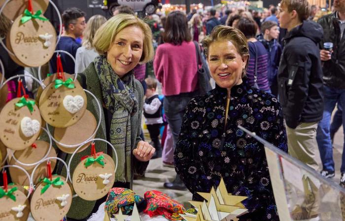 La granduchessa Maria Teresa e la nuora Stéphanie fanno un giro del mondo di beneficenza al Bazar International Luxembourg