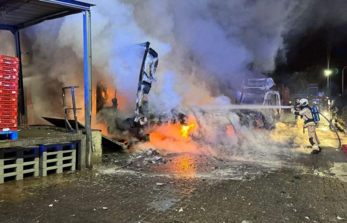 Un camion prende fuoco nel parcheggio di una fabbrica ad Anderlecht: grandi mezzi messi in campo per prevenire la diffusione