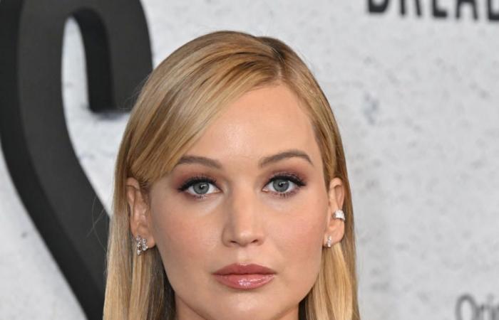 Jennifer Lawrence trasforma un raro abito vintage nell'abito premaman nero più chic