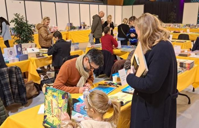 Questi fedeli lettori che compongono la Fiera del Libro di Le Touquet, aperta fino alla domenica sera