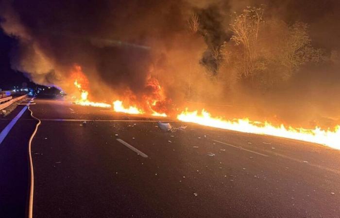 un camion investe un’auto sulla corsia di emergenza e prende fuoco sull’autostrada A1