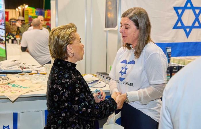 La granduchessa Maria Teresa e la nuora Stéphanie fanno un giro del mondo di beneficenza al Bazar International Luxembourg