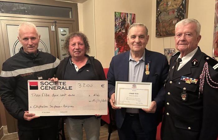 Durante la consegna di un assegno agli orfani dei vigili del fuoco, il sindaco di Alès, Max Roustan, è stato premiato con una medaglia