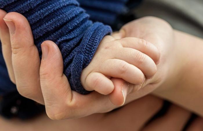 un bambino di 3 mesi in condizioni critiche, ha incriminato suo padre