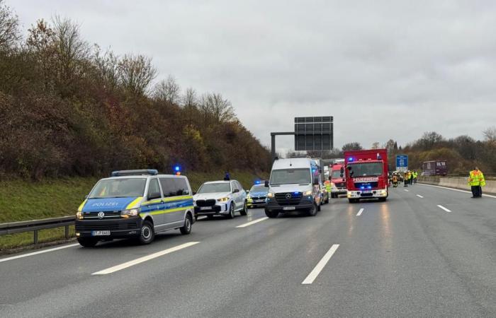 Un’auto a noleggio completamente occupata finisce in un ingorgo, con conseguenze fatali