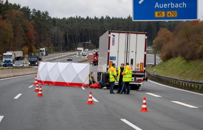 Un’auto a noleggio completamente occupata finisce in un ingorgo, con conseguenze fatali