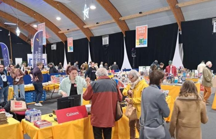 Questi fedeli lettori che compongono la Fiera del Libro di Le Touquet, aperta fino alla domenica sera