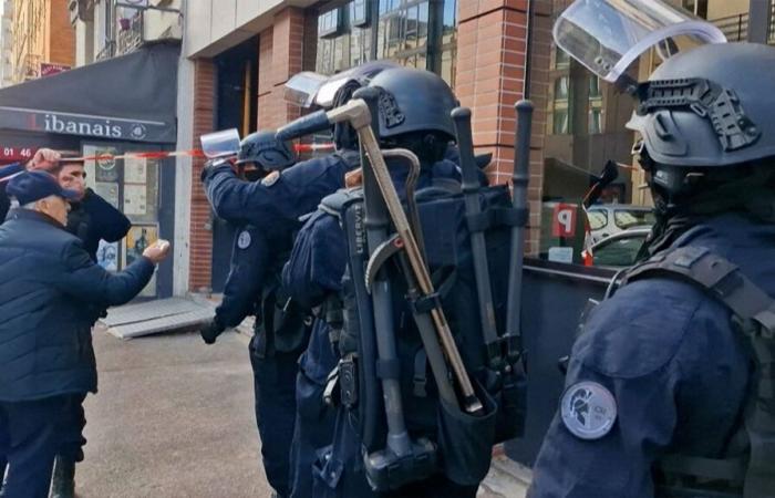 Presa di ostaggi in un ristorante a Issy-les-Moulineaux: le vittime sono state liberate e il pazzo arrestato