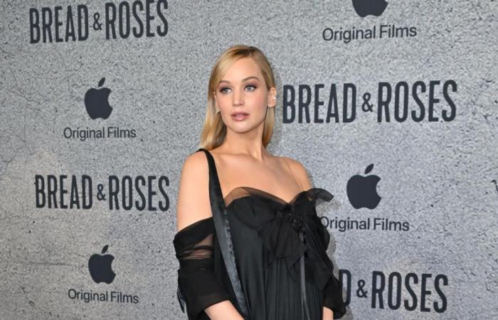 Jennifer Lawrence trasforma un raro abito vintage nell'abito premaman nero più chic