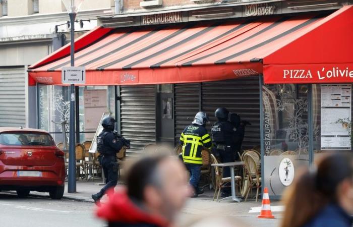 In una pizzeria vicino Parigi, tre ore di presa di ostaggi senza…