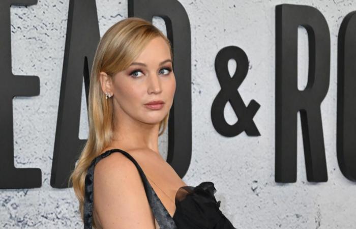 Jennifer Lawrence trasforma un raro abito vintage nell'abito premaman nero più chic