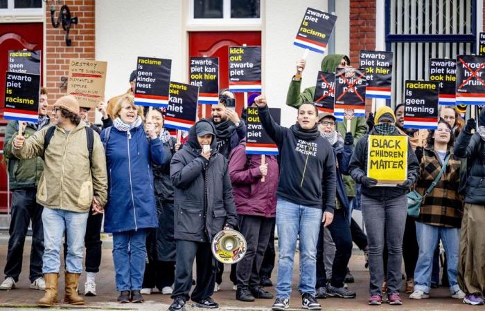 La polizia interviene nella protesta di Zwarte Piet nei Paesi Bassi