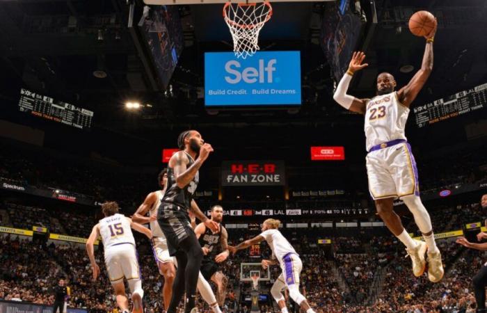 LeBron James mette a segno la quarta tripla doppia consecutiva nella vittoria dei Lakers