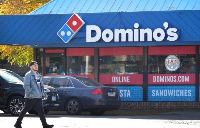 Il miliardario Warren Buffett investe in Domino's Pizza e fa impennare il prezzo delle azioni