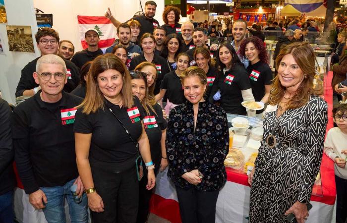 La granduchessa Maria Teresa e la nuora Stéphanie fanno un giro del mondo di beneficenza al Bazar International Luxembourg