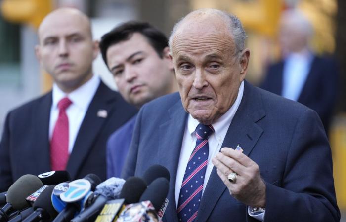 Condannato per diffamazione | Rudy Giuliani consegna la sua Mercedes, ma mantiene una maglia da baseball