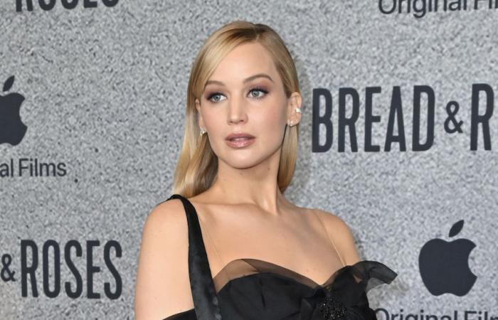 Jennifer Lawrence trasforma un raro abito vintage nell'abito premaman nero più chic