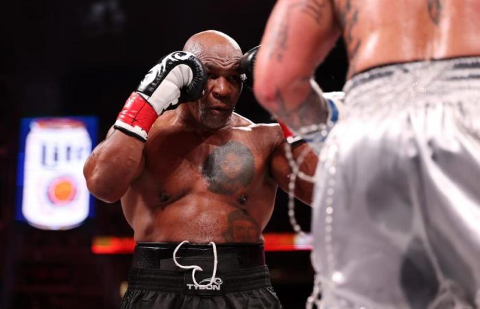 Perché Mike Tyson continuava a mordersi i guanti durante il combattimento con Jake Paul?