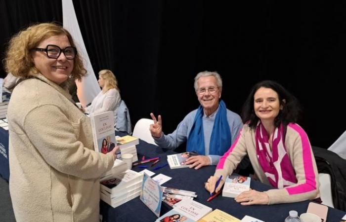 Questi fedeli lettori che compongono la Fiera del Libro di Le Touquet, aperta fino alla domenica sera