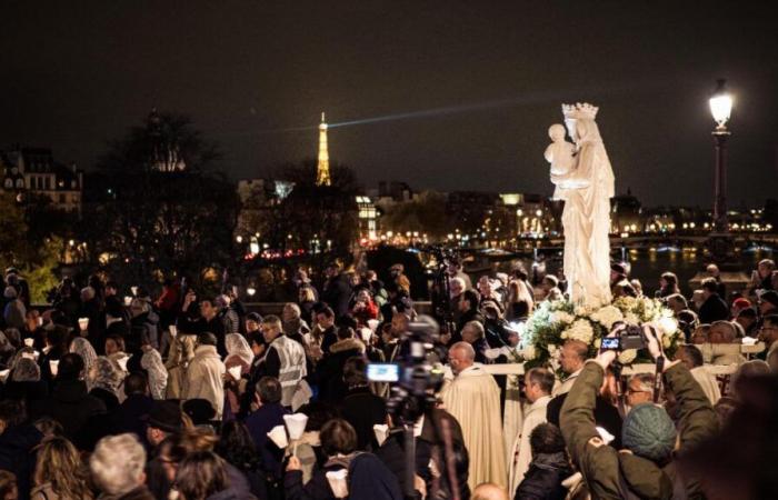 La Vergine di Notre-Dame, sopravvissuta all’incendio, è tornata nella cattedrale (video)