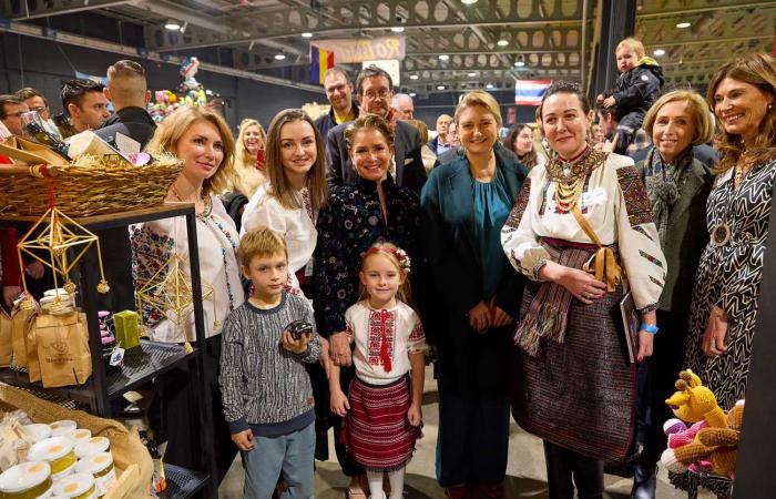 La granduchessa Maria Teresa e la nuora Stéphanie fanno un giro del mondo di beneficenza al Bazar International Luxembourg