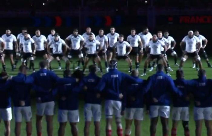 VIDEO. Francia – All Blacks: le magnifiche immagini della haka neozelandese in uno Stade de France immerso nel buio e nel silenzio