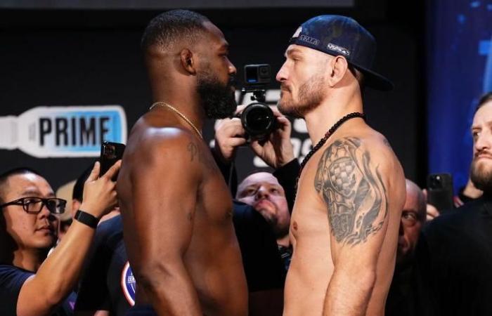 Jones stringe la mano a Miocic durante la pesatura dopo l'affronto di giovedì