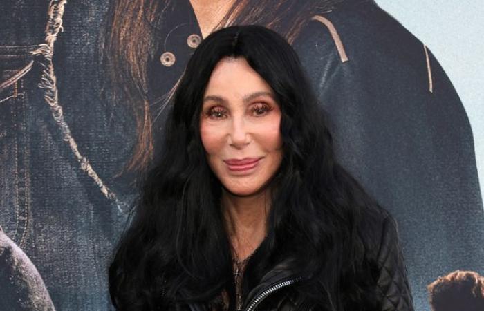 Cher ricorda il giorno in cui John Lennon finì nudo nella piscina della Playboy Mansion