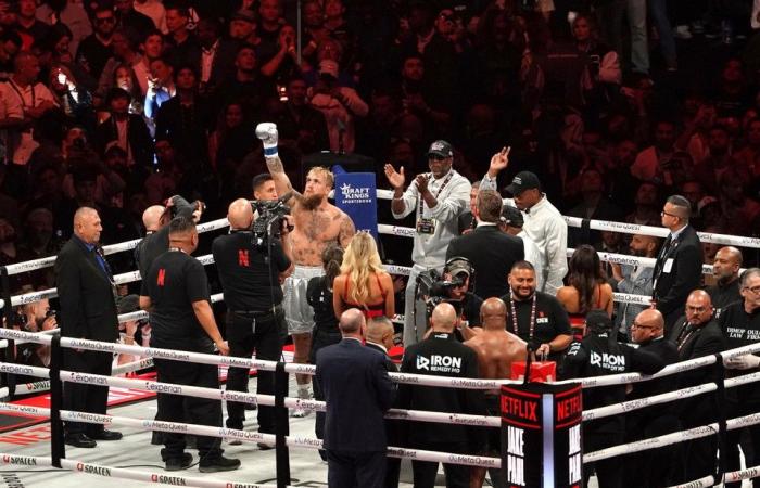 Mike Tyson resiste a lungo, ma la vittoria in un camp di boxe molto pubblicizzato va all’unanimità a Jake Paul