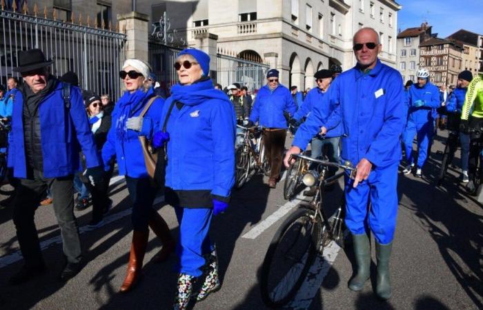 Una “marcia blu” riunisce quasi 300 persone in omaggio a un ciclista di 74 anni, ucciso da un automobilista