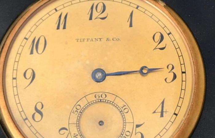 L'orologio d'oro appartenuto al capitano che salvò 700 sopravvissuti del Titanic viene venduto per 1,56 milioni di sterline – una somma da record