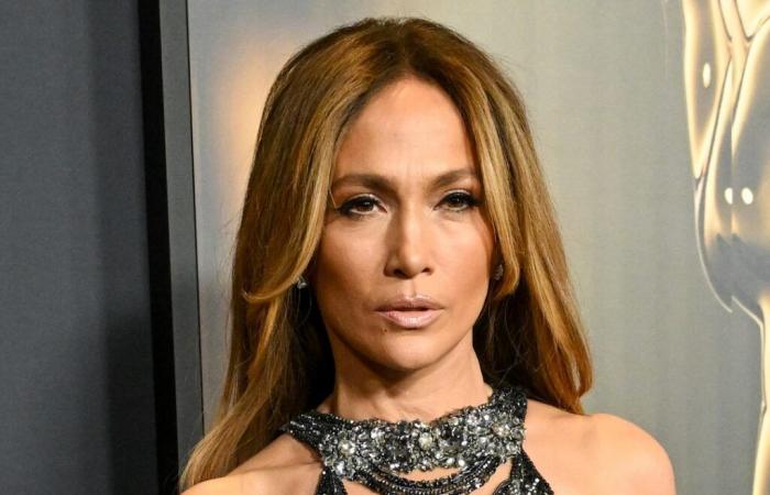 Jennifer Lopez debutta con un audace look semitrasparente sul tappeto rosso