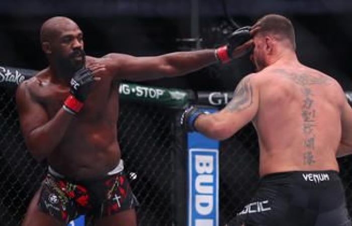 Jon Jones condivide la cintura con Donald Trump dopo il ko inflitto a Stipe Miocic (video)