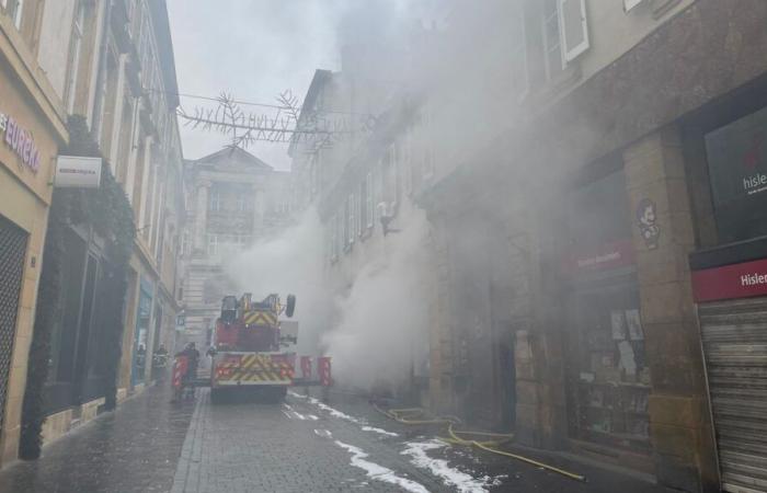 Incendio nel centro della città di Metz: prende fuoco il tetto dell’edificio, sul posto ancora un centinaio di vigili del fuoco