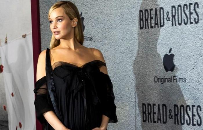 Jennifer Lawrence svela il suo pancione alla première del documentario “Bread & Roses”, dedicato alle donne afghane