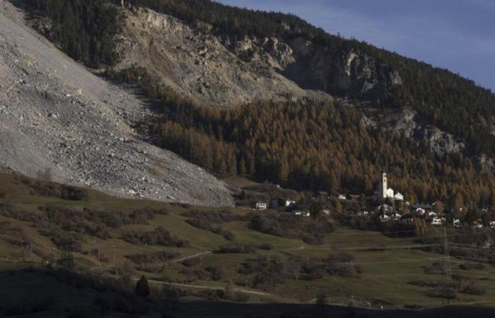 Svizzera: un’enorme frana minaccia di travolgere un intero villaggio