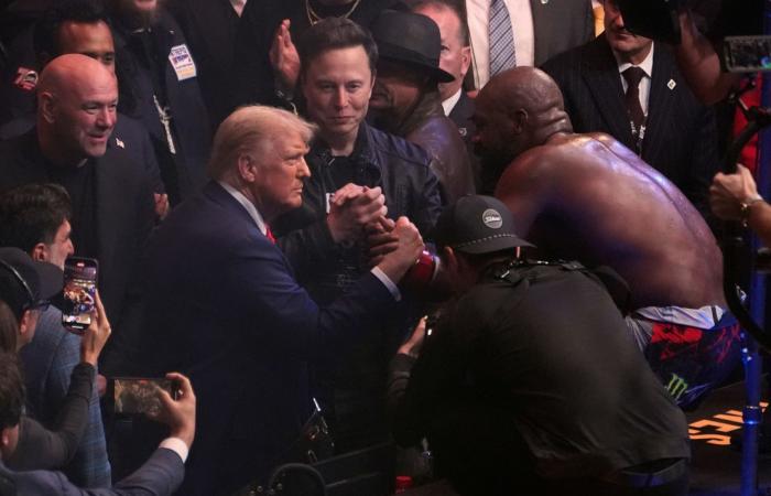 Jon Jones conserva il titolo dei pesi massimi UFC con un calcio rotante per fermare Stipe Miocic e festeggia con il presidente eletto Donald Trump