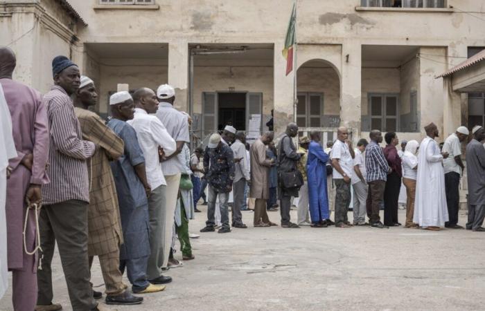 Il Senegal vota alle elezioni che decideranno se il presidente potrà portare avanti le riforme promesse