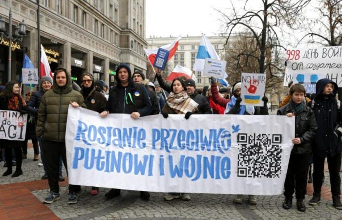 I russi protestano contro Putin e la guerra dell’Ucraina in Polonia