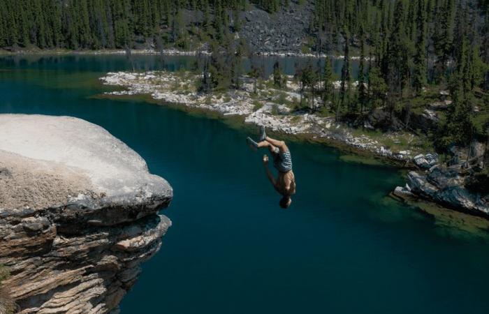 NELLE IMMAGINI. “Nell’aria c’è un momento di divertimento!”, appassionato di cliff jumping, si lancia dalle cascate più belle del mondo