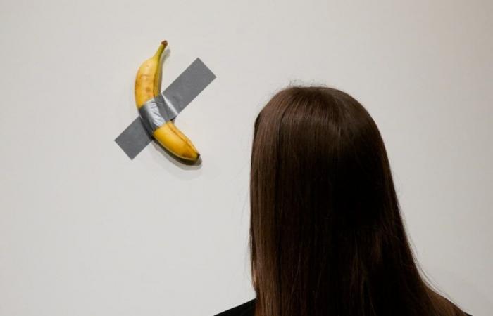 Venduta all’asta, una banana attaccata a un muro potrebbe essere venduta per più di un milione di dollari