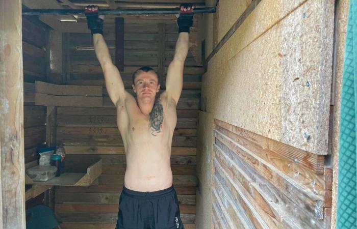 Il “Wooden Hulk” tenterà di battere il record di pull-up in ventiquattr’ore