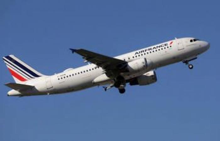 un americano prende un volo dell'Air France per andare al funerale del fratello e chiede 600.000 euro a causa del ritardo