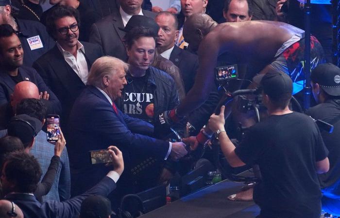 Jon 'Bones' Jones esegue la famosa danza di Donald Trump e consegna la cintura del titolo al presidente eletto dopo la vittoria per KO tecnico