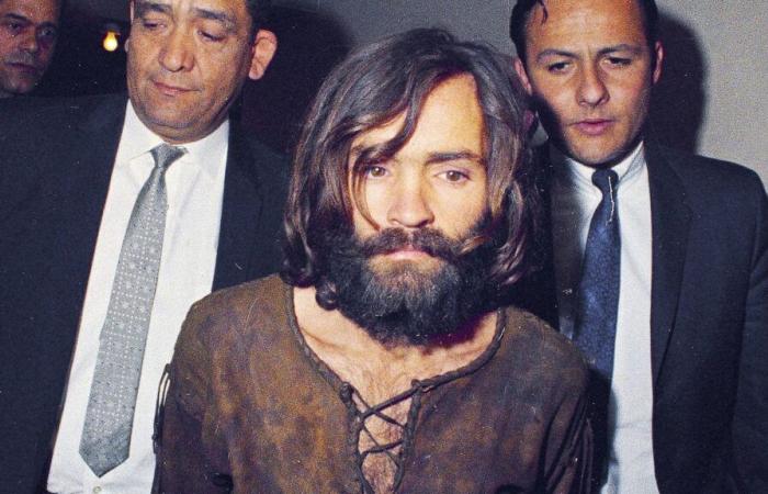 Il serial killer Charles Manson rivela nella serie di aver commesso omicidi che non gli sono mai stati attribuiti