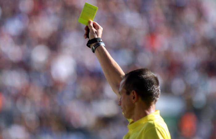 Qual è lo stipendio di David Coote, l'arbitro della Premier League al centro dello scandalo?