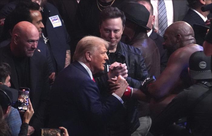 Il video della chiassosa accoglienza di Donald Trump all’evento UFC diventa virale